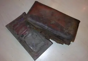 Hallan una misteriosa y vieja cartera en lo profundo de un b