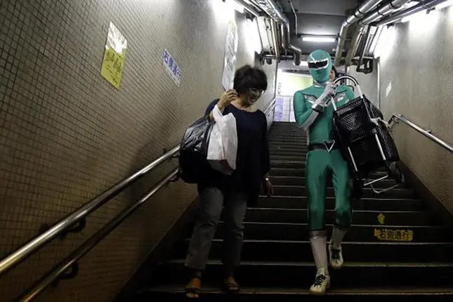 Un Power Ranger ayuda a la gente en Japon