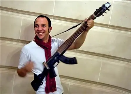 ak-47 reciclado en una guitarra eléctrica