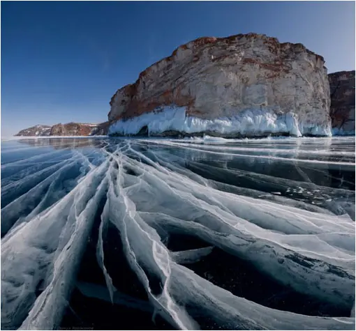 la singular belleza del lago baikal congelado