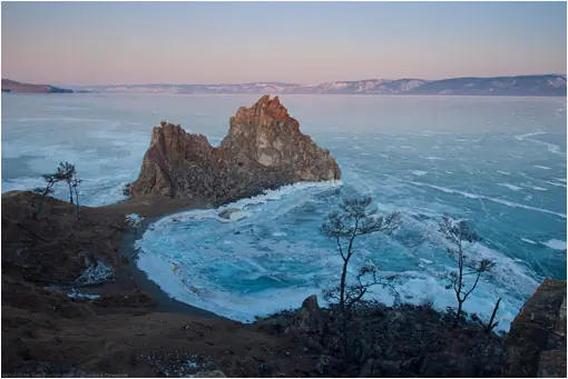 la singular belleza del lago baikal congelado