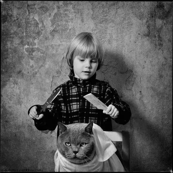 "La niña y el gato." fotógrafo Andy Prokh