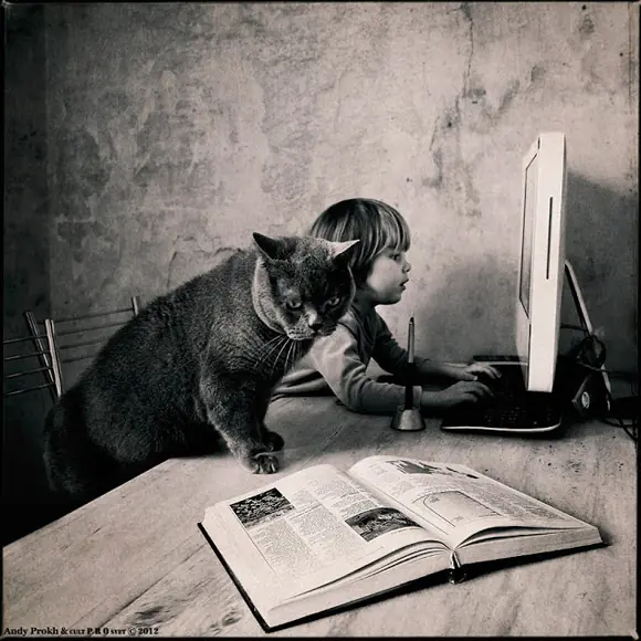 "La niña y el gato." fotógrafo Andy Prokh