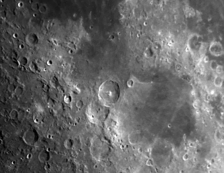 Viendo al cráter Mädler en el telescopio remoto de la ULP