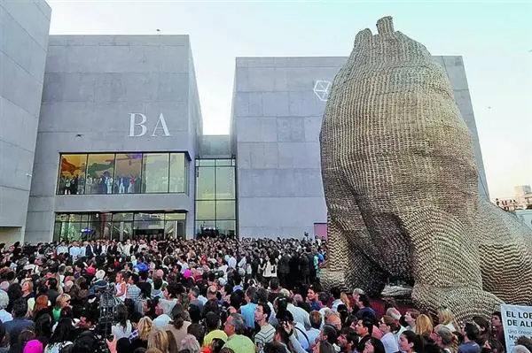 El lobo marino de alfajores, obra de Marta Minujin