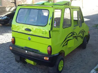 Un linyera construye un auto propio con basura recolectada