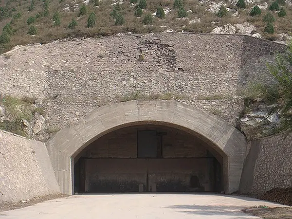 China: Bases aéreas protegidas bajo tierra