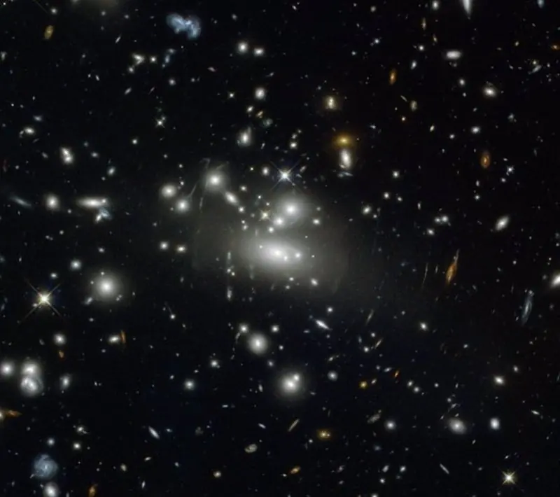 Hubble capta galaxias distorsionadas por campo gravitatorio