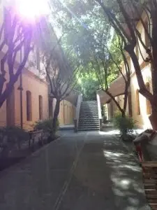 Bajo la escalera de piedra