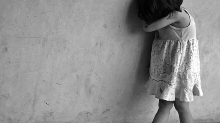 Una mujer que mata a su hijo es