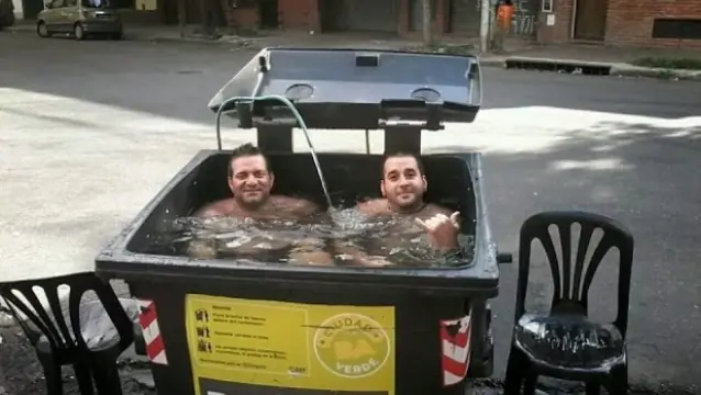Contenedor de basura como pileta