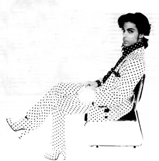 Nueva moda para los hombres: tacones muy altos