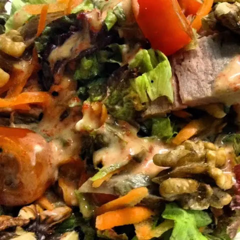 Ensalada de Asado y Aderezo de Morron [Foto-Receta]