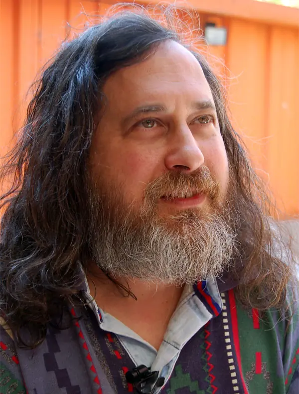 Stallman: "Es horrible la imposición de tabletas en la