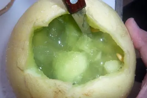 Prepará Meloncio: Melón con vino.