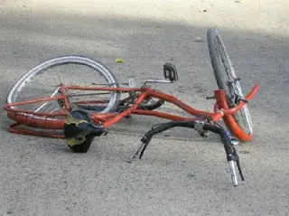 Atropelló y mató a un ciclista, y lo llevó en el parabris