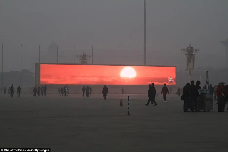 China, amanecer, pantallas gigantes por culpa de la contamin