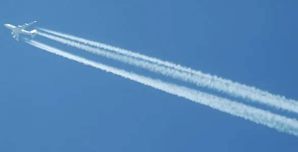 ¿Por qué los aviones dejan estelas blancas?