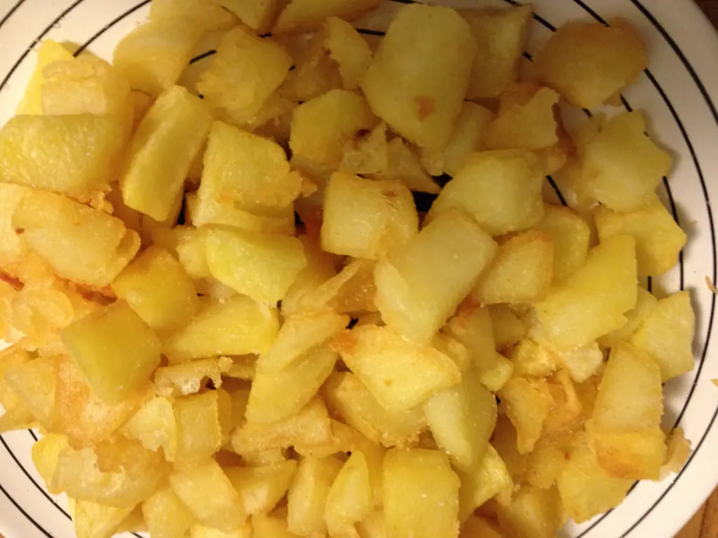 Alitas de pollo caramelizadas + papas bravas.