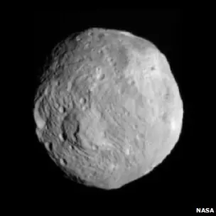 sonda "Dawn" orbita el asteroide "Vesta"