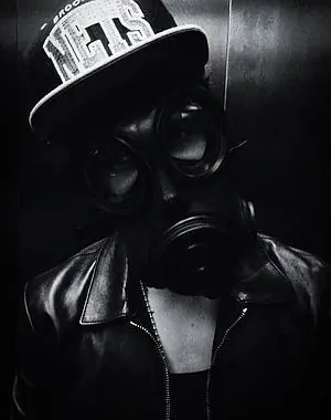 Justin Bieber pasea por Londres con una máscara de gas en l