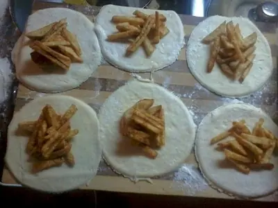 Empanadas rellenas de papas fritas