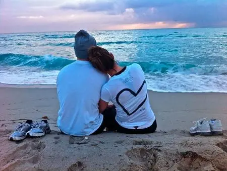 Jennifer Lopez y Casper Smart miran juntos el amanecer