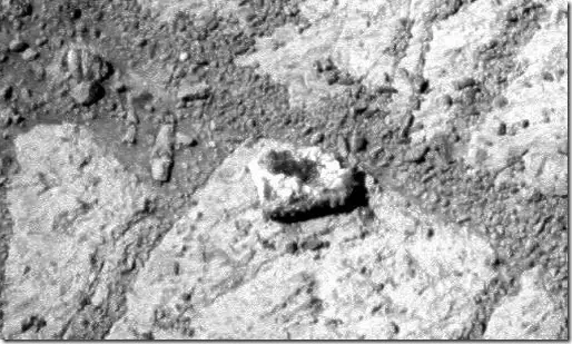 El Opportunity fotografía una roca que no debería de estar