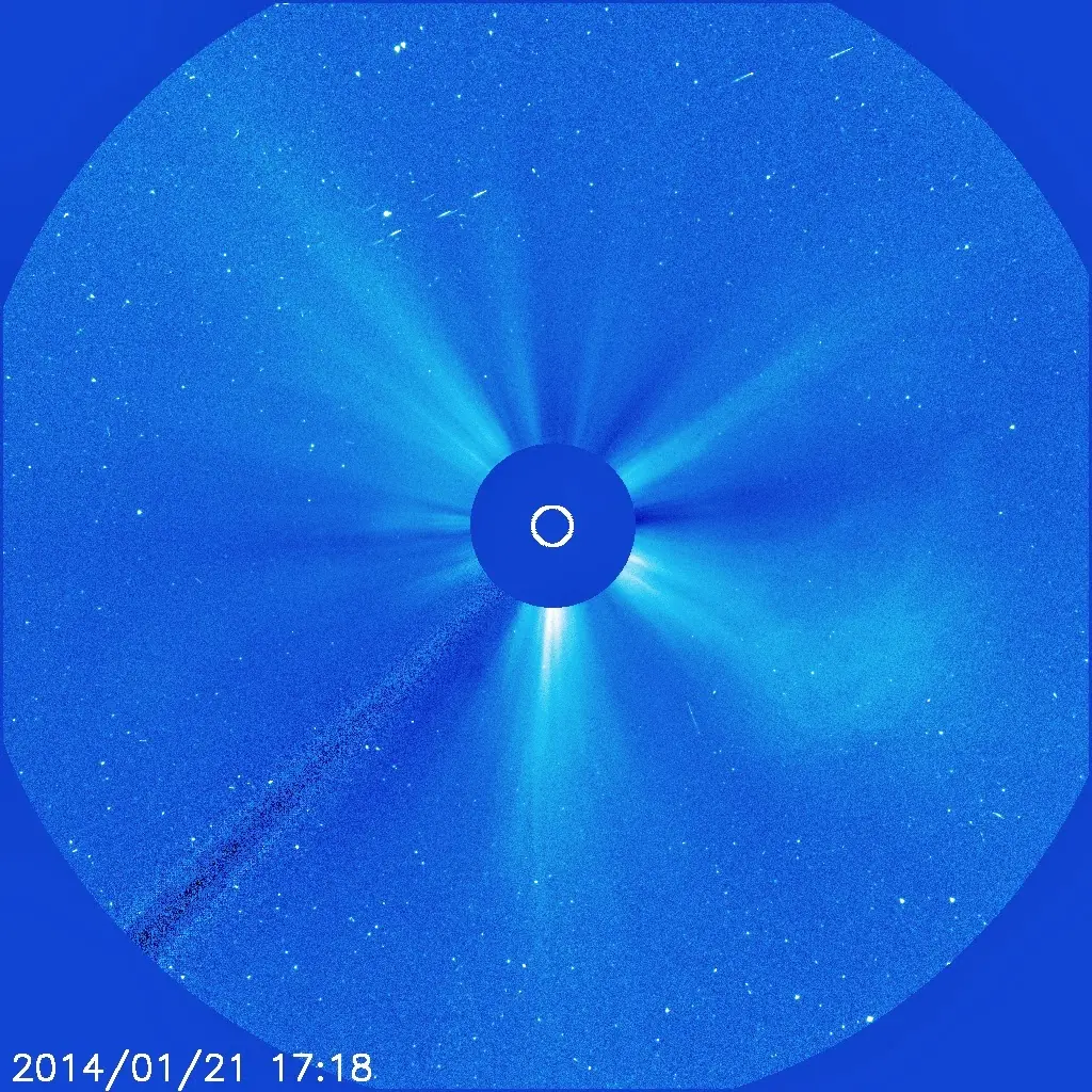 Diferentes tipos de ovnis, cerca del sol