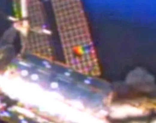 Ovni esférico volando por la ISS