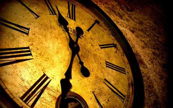 La manera en que los científicos buscan viajeros del tiemp