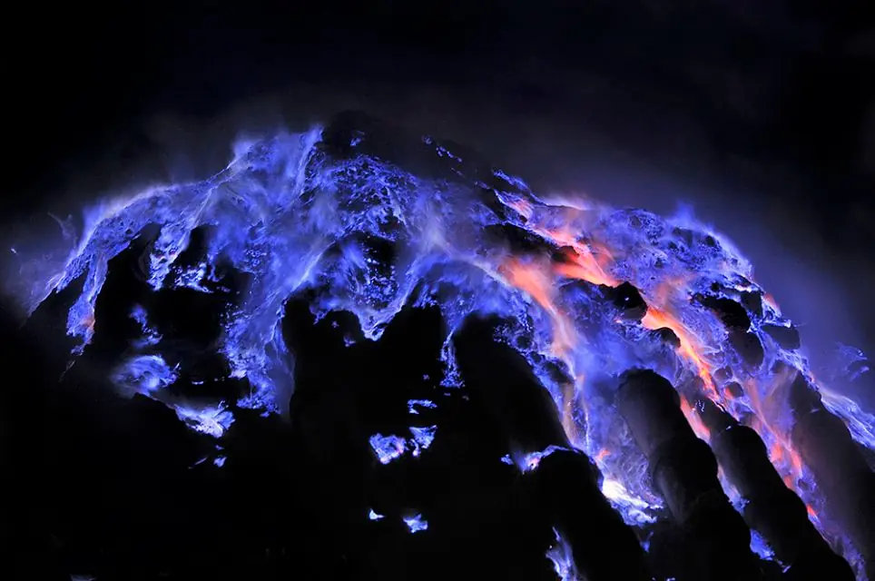 volcán de lava azul