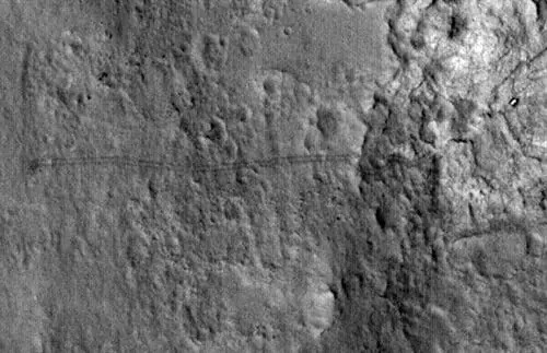 Las huellas de Curiosity, captadas desde la órbita de Marte