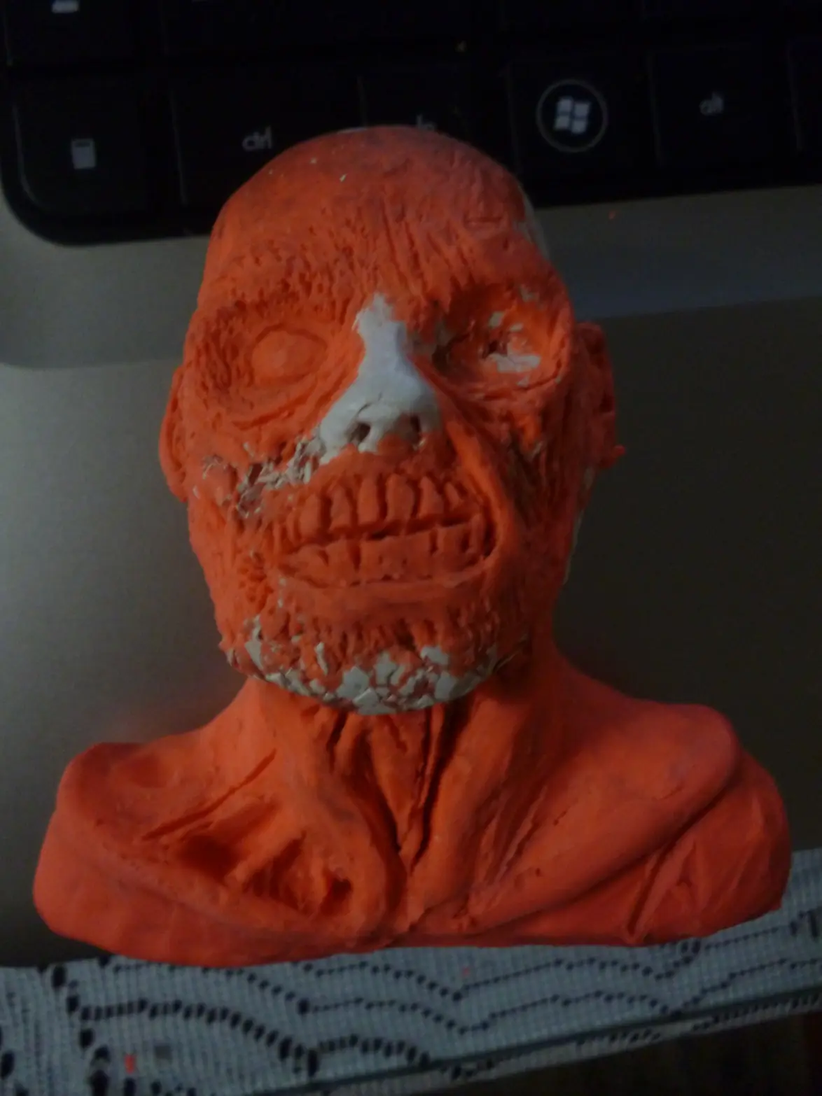 Escultura Zombie en plastilina (Knight)