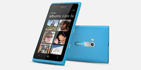 El uso del celular cambia la forma en que caminamos