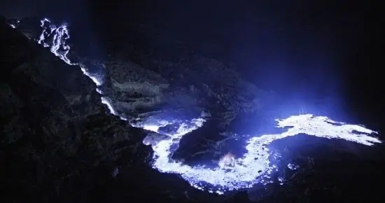 volcán que escupe lava azul