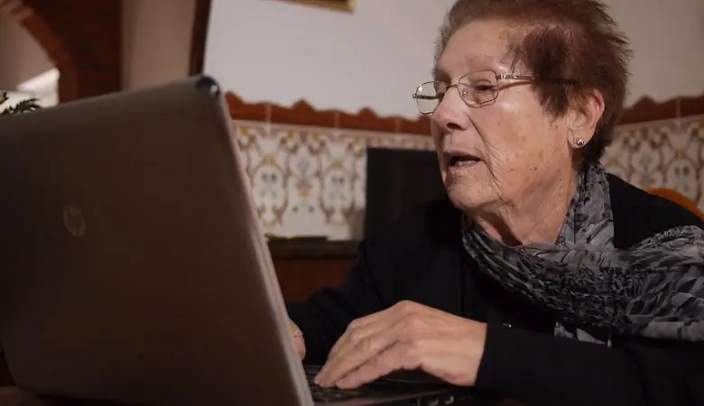Con 76 años aprende a leer, a usar un PC (y publica un lib