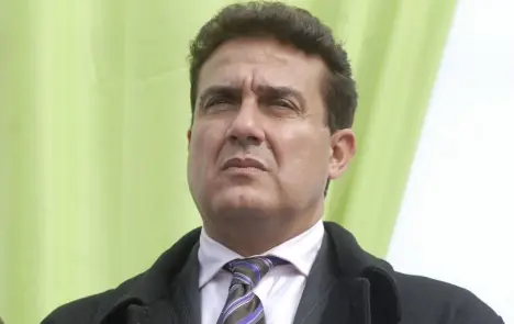 Acusado de "corrupto" y "mafioso" al fre