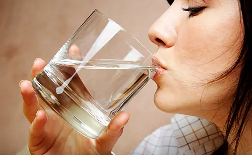 beber agua antes de comer ayuda a bajar de peso