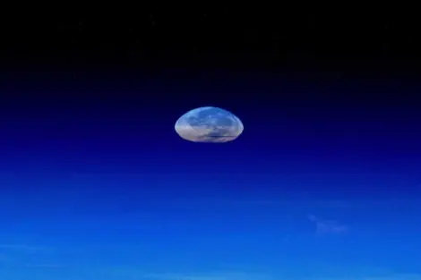 Una Superluna achatada por el horizonte de la Tierra