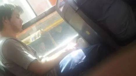 Se enamoró en el colectivo, lo buscó por Facebook y lo enc