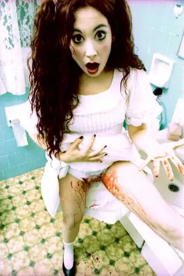 Menstruación en la piscina (Cámara Oculta) + Yapa