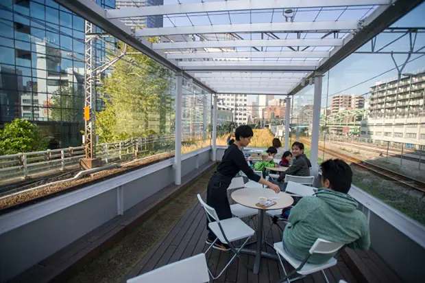 Japón: Una cafetería entre las vías del tren