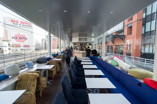 Japón: Una cafetería entre las vías del tren