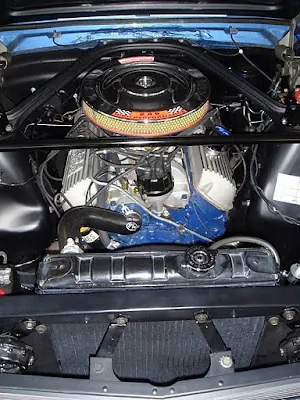 Mesa con un Block V8