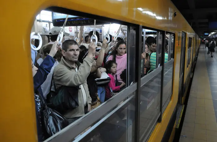 Anti-empujones: inventan una armadura para viajar en subte