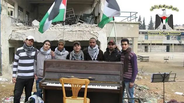 Palestinos tocan piano en medio de la destrucción : (