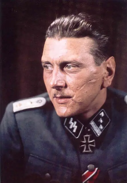Los Nazis y las caras cortadas