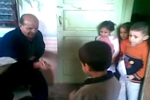 Maestro golpea a niños de primaria