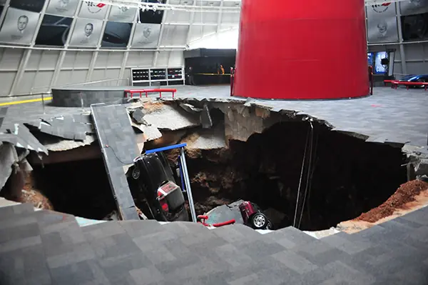 Derrumbe en el museo oficial del Corvette